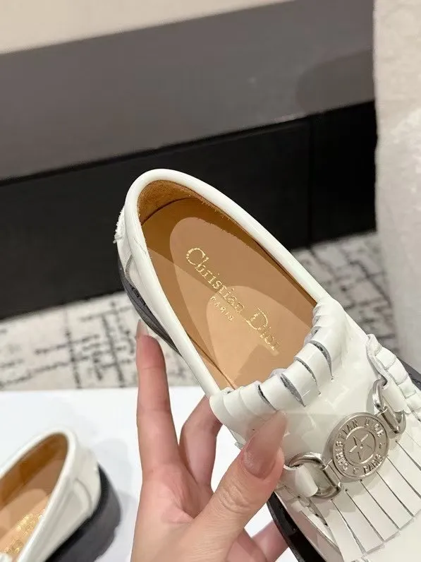 👟👟Ex-factory price 700👟👟 Dior 25/early spring new coin tassel thick-soled loafers made of black calf leather with white leather tassels to show a contrasting layering. The tassels are embellished with silver lucky star metal medals. They are very exquisite, comfortable and good-looking💯 and easy to match. Can be worn in spring, summer, autumn and winter! ✔️Upper: original imported open-edge beaded cowhide ✔️Inner lining: water-dyed cowhide ✔️Sole: original rubber foam outsole ✔️Size: 35-41 (40.41 customized, non-refundable)